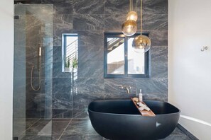 Een bad, gratis toiletartikelen, een haardroger, handdoeken