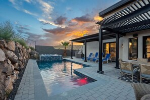 A heated pool - Designer Golf Retreat~ Pool Rooftop Hot Tub (Hurricane)