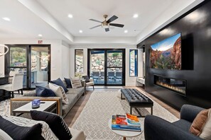 Télévision, cheminée, table de tennis de table, chaîne hi-fi