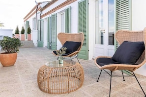 Individually decorated, individually furnished, free WiFi, bed sheets - Hotel Font de la Canya (Avinyonet del Penedes)