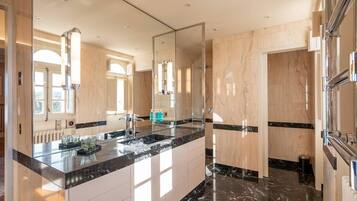 Suite | Badkamer | Een haardroger, badjassen, pantoffels, handdoeken