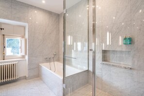Habitación superior | Baño | Secador de pelo, albornoces, zapatillas y toallas
