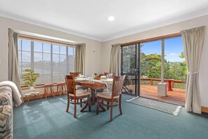 Dining - Mountain Bike Vacation - Trail Access, Sleeps 6 (Rotorua)