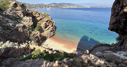 âThe Beach Houseâ - waterfront villa with spectacular views and private pool