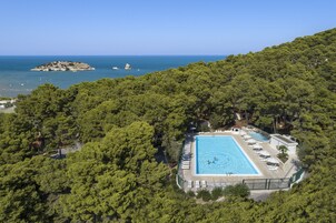 Una piscina al aire libre de temporada