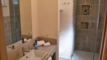 Dusche, Bidet, Handtücher, Seife