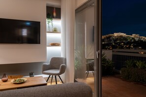 Apartamento panorâmico, 1 quarto, terraço, vista para a cidade | Área de estar | Smart TV 50 polegadas com canais a cabo, TV