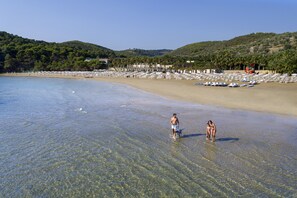 Een privéstrand, wit zand, vervoer van/naar het strand