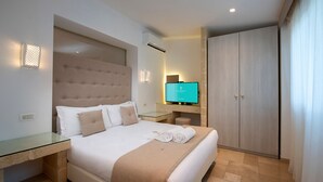 A hotel room with a bed, a glass desk, a television, and a wardrobe. - Gattarella Family Resort - Standard Half-Board à buffet (Vieste)