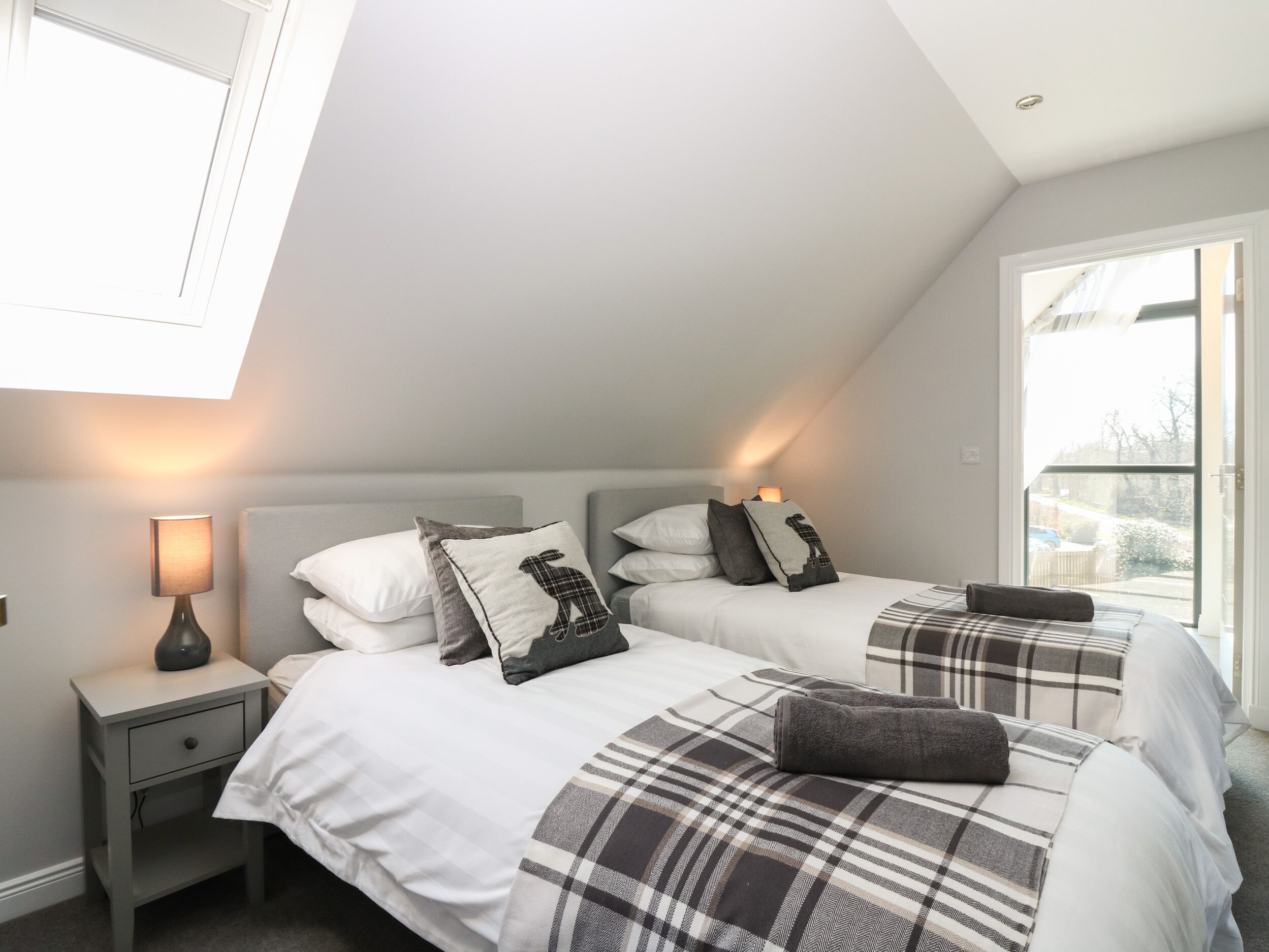 4 dormitorios, decoración individual, mobiliario individual