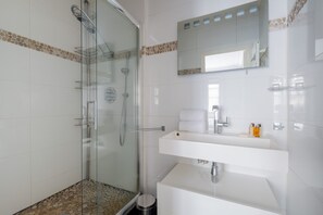 Shower, hair dryer, towels - Peaches of Paris, by Veeve (Paris)