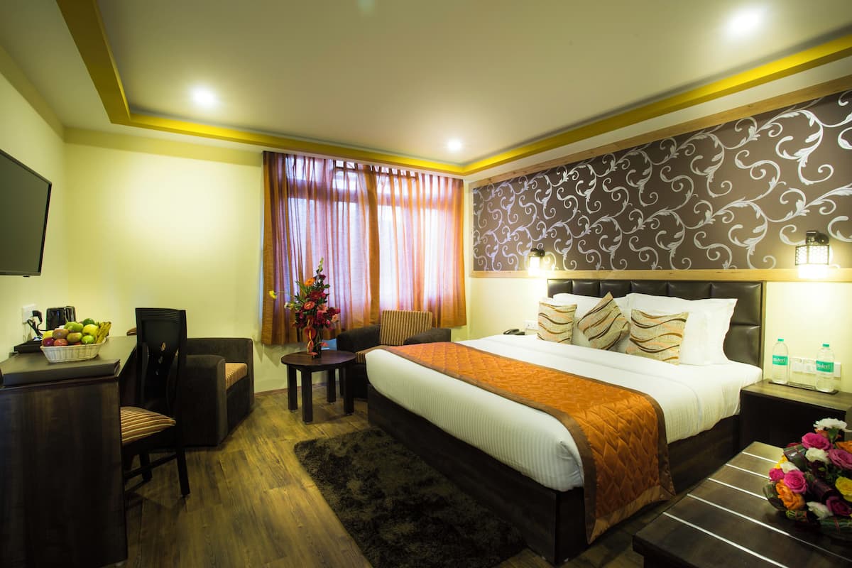Deluxe Room | 1 bedroom, premium bedding, in-room safe, desk