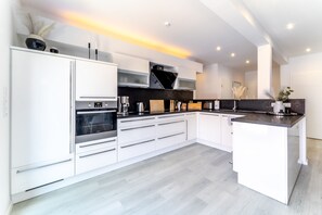 Frigorífico, horno, placa de cocina y lavavajillas