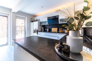 Frigorífico, horno, placa de cocina y lavavajillas