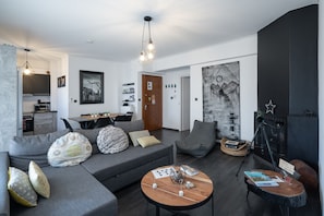 Luxury Apartment, 3 Bedrooms, Sauna | Living area