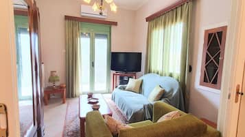 Traditional House, Multiple Beds, Mountain View | Living area | Flat-screen TV