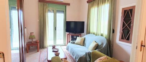 Traditional House, Multiple Beds, Mountain View | Living area | Flat-screen TV