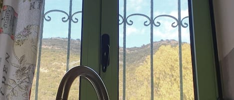 Traditionellt hus - flera sängar - utsikt mot bergen | Eget kök | Stort kylskåp, mikrovågsugn, ugn och spishäll