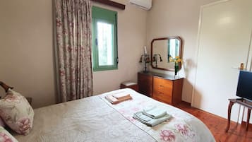 Traditional House, Multiple Beds, Mountain View | 1 bedroom, individually decorated, individually furnished, desk