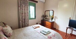 Casa tradicional, varias camas, vistas a la montaña | 1 dormitorio, decoración individual, mobiliario individual y escritorio