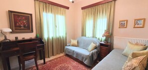 Casa tradicional, varias camas, vistas a la montaña | Zona de estar | Una televisión de pantalla plana