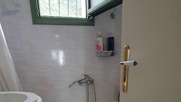 Traditional House, Multiple Beds, Mountain View | Bathroom | Deep soaking tub, rainfall showerhead, hair dryer, slippers