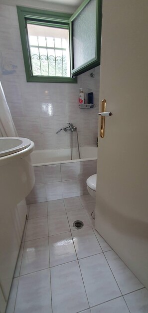 Casa tradicional, varias camas, vistas a la montaña | Baño | Bañera profunda, cabezal de ducha tipo lluvia y secador de pelo