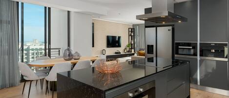 Departamento exclusivo | Cocina privada | Refrigerador, microondas, horno y parrilla de estufa