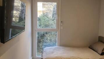 2 slaapkamers, een strijkplank/strijkijzer, gratis wifi, beddengoed