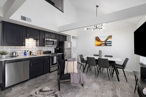 冷蔵庫、電子レンジ、オーブン、コンロ