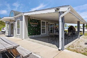 Un restaurant doté d’une terrasse couverte, de places assises en plein air et d’un four à briques.