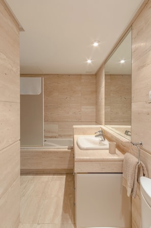 SĂšche-cheveux, bidet, serviettes fournies, savon