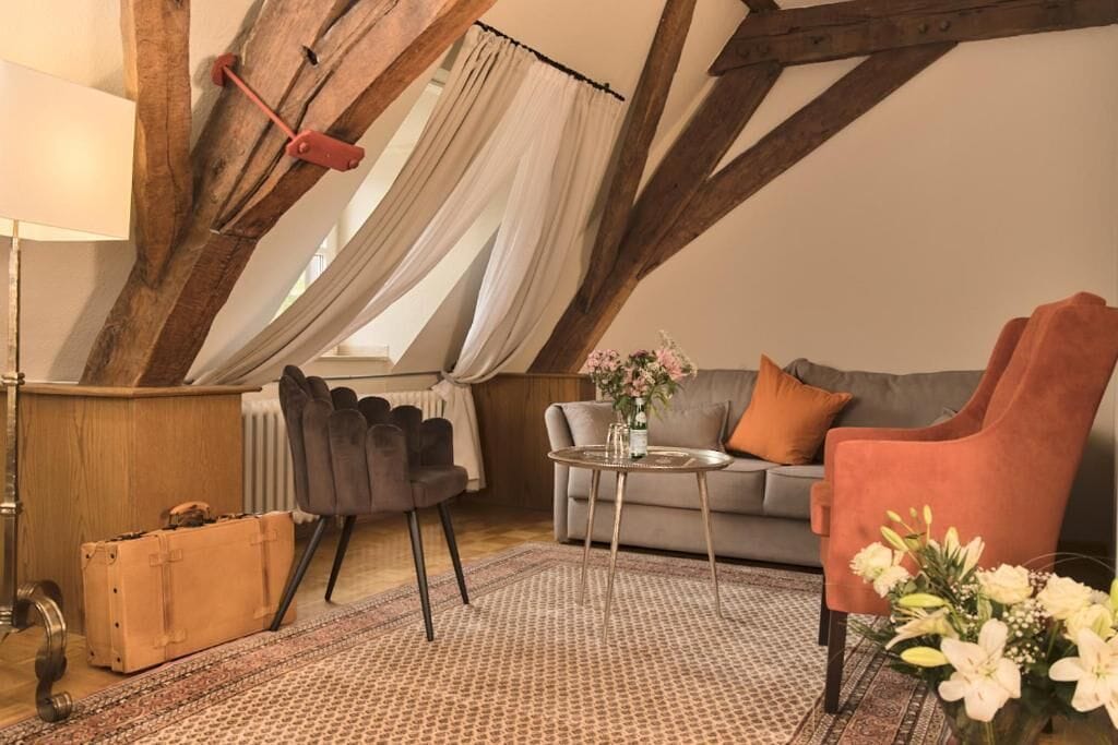 Deluxe Room | In-room safe, individually decorated, individually furnished, desk