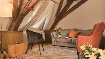 Deluxe Room | In-room safe, individually decorated, individually furnished, desk