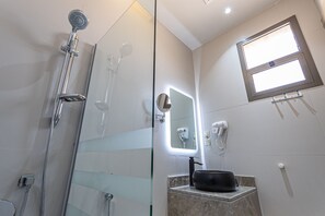 Shower, bathrobes, slippers, towels - Landwalk Al Taawun Hotel Riyadh (Riyadh)