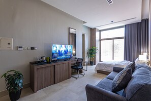 Studio king bed | Escritorio, insonorización, tabla de planchar con plancha y wifi gratis