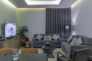 Escritorio, sistema de insonorización y tabla de planchar con plancha 