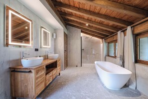Douche, séchoir à cheveux, serviettes fournies, savon