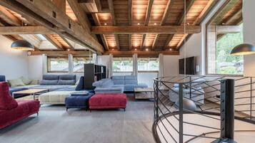 Smart-tv, boeken, een muziekbibliotheek en een filmbibliotheek