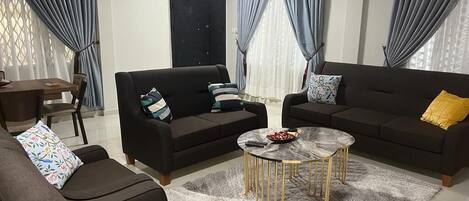 Smart-TV, Tischtennisplatte, Bücher