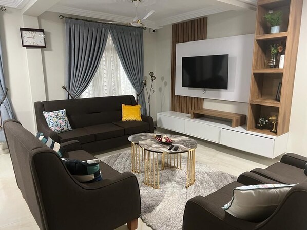 TV connectée, table de tennis de table, livres