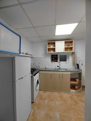 Réfrigérateur, micro-ondes, plaque de cuisson, bouilloire électrique