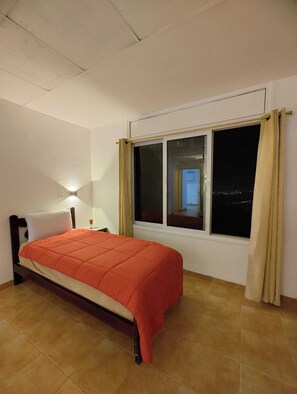 1 habitación, escritorio, wifi gratis y ropa de cama 