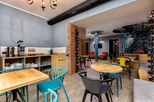 Café da manhã com buffet todos os dias (GEL 30 por pessoa) 