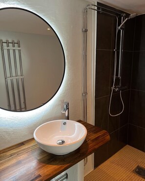 Habitación doble Deluxe | Baño | Regadera, piso con calefacción, toallas 