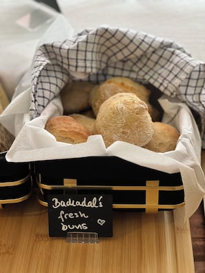 A basket of fresh buns with a label. - Backadal Gård B&B (Ystad)