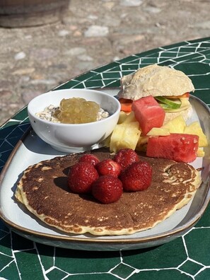 Free daily buffet breakfast
