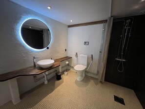 Grand Double Room | Bathroom | Shower, heated floors, towels - Backadal Gård B&B (Ystad)