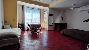 Habitació superior, bany compartit | 1 dormitori, escriptori i espai de treball apte per a portàtils 