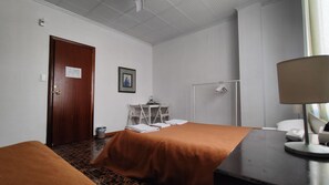 Habitación estándar, baño compartido | 1 dormitorio, escritorio, espacio para trabajar con un portátil